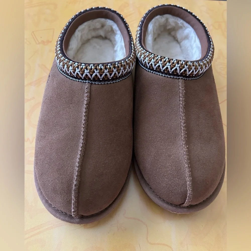 UGG girls short booties, Sz 2